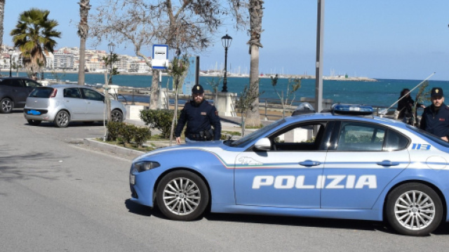 Nella foto una volante della polizia - Foto Profilo © Facebook Questura di Crotone.