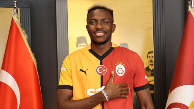 Osimhen posa &copy; profilo facebook