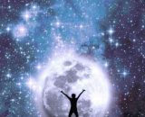 Uomo che osserva la luna e le stelle dell'oroscopo © Pixabay