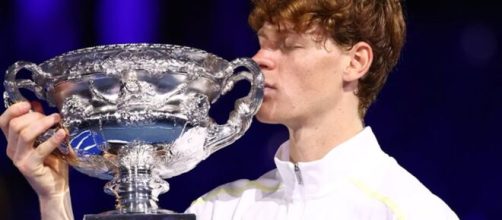 Jannik Sinner con la coppa dell'Australian Open © Instagram
