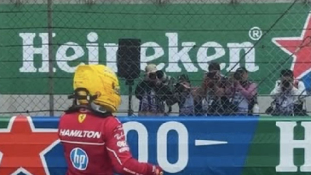 Lewis Hamilton esulta dopo aver conquistato la sua prima vittoria in rosso. © IG Formula1.