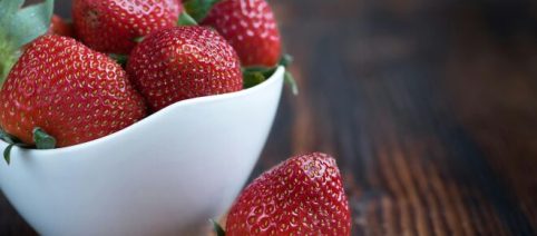 Pavlova ai frutti di bosco, un dolce classico e perfetto per ogni occasione