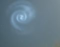 Cielo illuminato da una spirale di luce blu: avvistata in gran parte del nord Italia