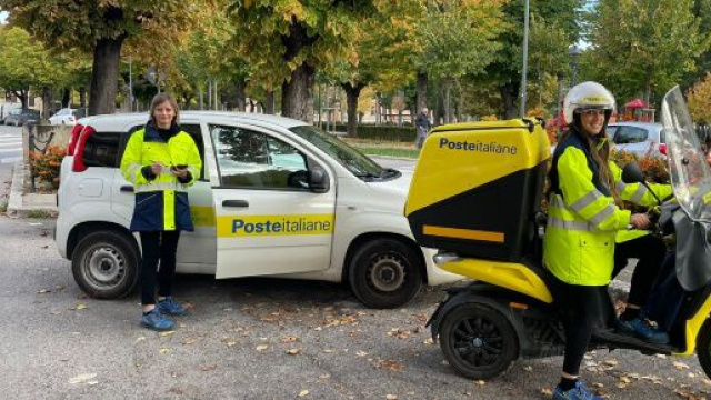 Portalette con mezzo aziendale © Poste Italiane