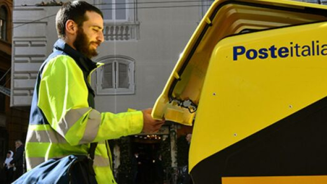 Un postino al lavoro - Foto Poste © Italiane.