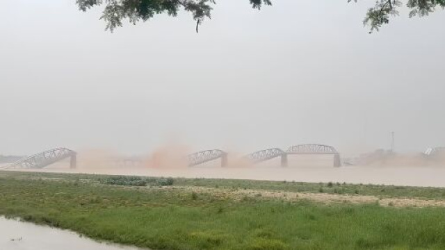 Crollo dell'iconico Ava Bridge di Mandalay © X