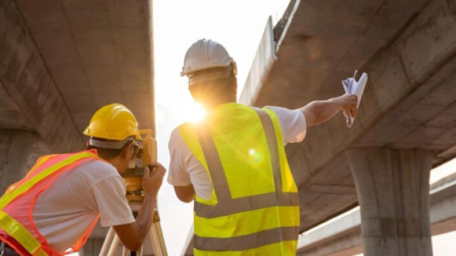 Ispettori in un cantiere stradale - © Freepik