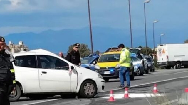 Macchina incidentata sulla Statale 106 © Facebook / Basta Vittime Sulla Strada Statale 106