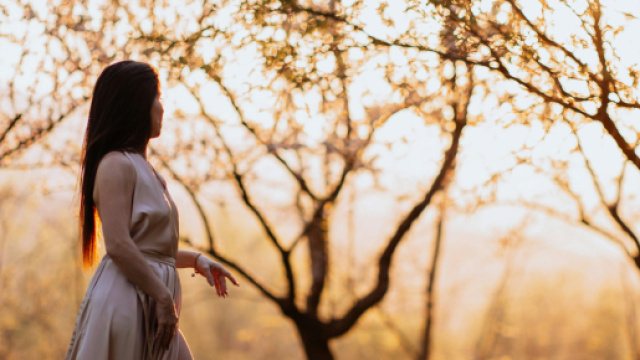 Donna che passeggia in in bosco-- © Pexels