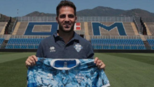 Cesc Fabregas in posa con la maglia del Como.