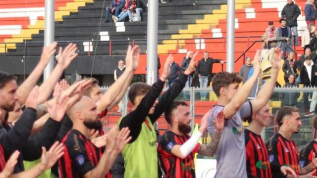 I molossi sotto la Curva Sud durante una sciarpata © Profilo Facebook Nocerina 1910