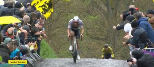 Ciclismo, Mathieu Van der Poel al Giro delle Fiandre - © Screenshot Eurosport