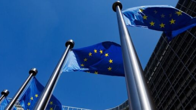 Bandiere davanti al Berlaymont building, sede della Commissione Europea a Bruxelles. ©Christophe Licoppe / Shutterstock