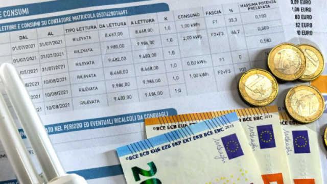 Bollette elettriche e denaro © Foto geagency.it