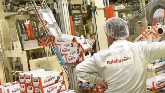 Operai in uno stabilimento Ferrero - &copy; Ferrero