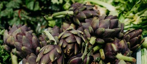 Diversi carciofi © Foto pexels.com