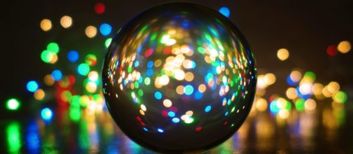 Palla con riflessi di luce multicolori © Pixabay