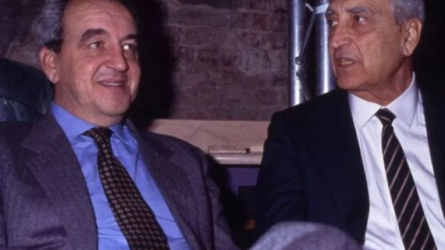 Bruno Pizzul (a sinistra) negli anni '90 con Nando Martellini, suo predecessore nelle telecronache Rai della Nazionale. &copy; Immagine Wikipedia