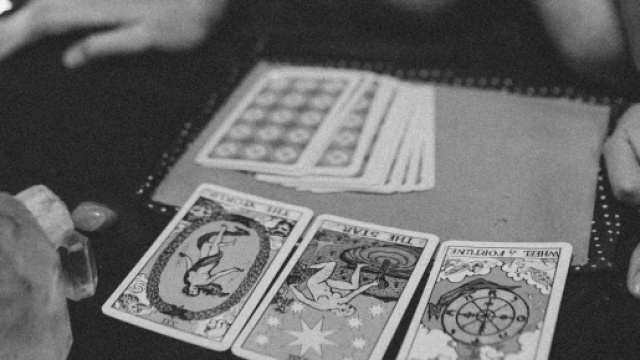 Lettura dei tarocchi con pietre ©Pexels