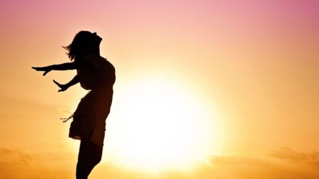 Figura femminile con mare e sole al tramonto - © Pixabay