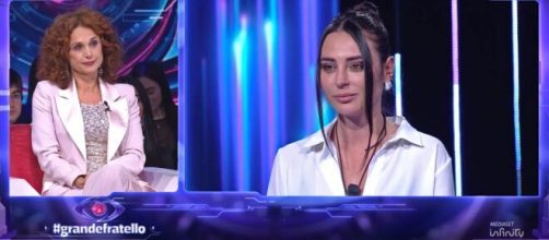 MariaVittoria Minghetti e Beatrice Luzzi durante il confronto nella puntata del Grande Fratello. © Screenshot Mediaset Infinity