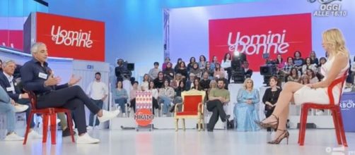 Sabrina e Giuseppe durante una puntata di Uomini e donne - Screenshot © Mediaset
