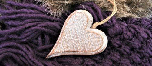Un cuore intagliato di legno (©pixabay.com).