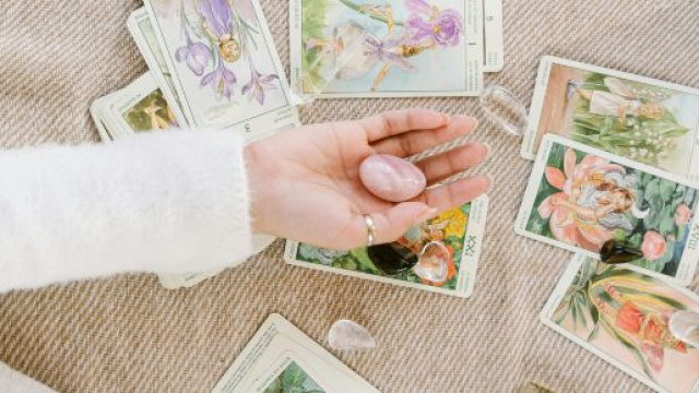 Lettura tarocchi con quarzo rosa - © Pexels.