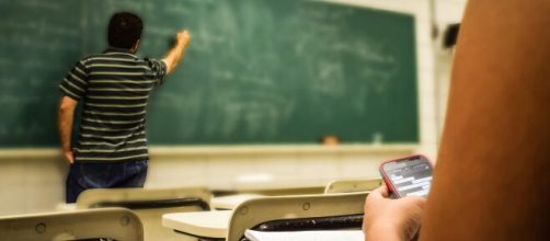 Insegnante alla lavagna a scuola © Pexels