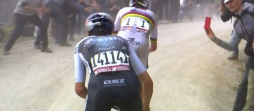 Tadej Pogačar e Tom Pidcock alla Strade Bianche - © Screenshot Eurosport.