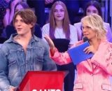 Rkomi e Maria De Filippi durante il pomeridiano di Amici © Mediaset.