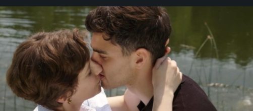 Eleni e Leander che si baciano - © Immagine Mediaset Infinity