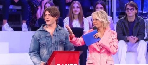 Rkomi e Maria De Filippi durante il pomeridiano di Amici © Mediaset.