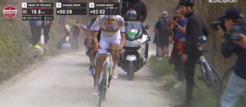Tadej Pogacar a Colle Pinzuto - © Screenshot Eurosport