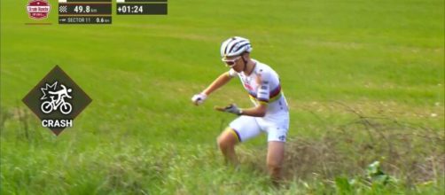 Tadej Pogačar, la caduta alla Strade Bianche - © Screenshot Eurosport.