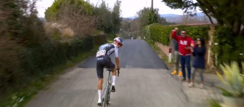 Tom Pidcock alla Strade Bianche - © Screenshot Eurosport.