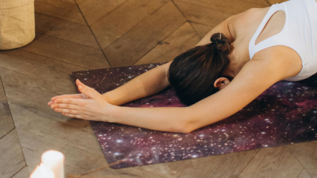 Donna che pratica meditazione- © Pexels