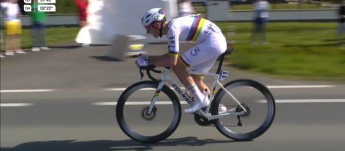Tadej Pogacar al Giro delle Fiandre 2025 - Screenshot © Eurosport