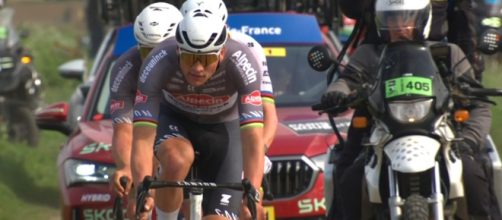 Mathieu Van der Poel alla Parigi Roubaix - © Screenshot Eurosport