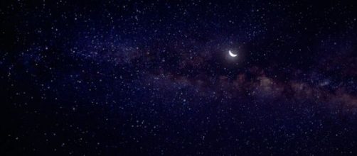 Cielo con stelle e Luna © Pexels