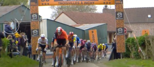 La Ineos di Filippo Ganna in testa al gruppo - © Screenshot Eurosport