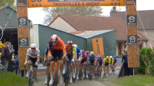 La Ineos di Filippo Ganna in testa al gruppo - &copy; Screenshot Eurosport