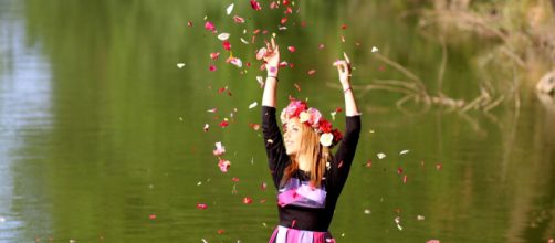 Fanciulla con ghirlanda lancia petali di rosa - © Pixabay.