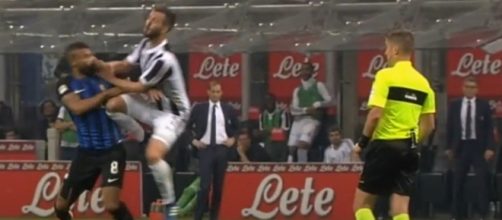 Il contatto con protagonista Miralem Pjanić in Inter vs Juventus del 2018 - Screenshot © Youtube