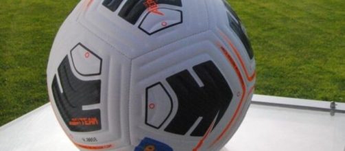 Il pallone ufficiale della serie D © Lega Nazionale Dilettanti.