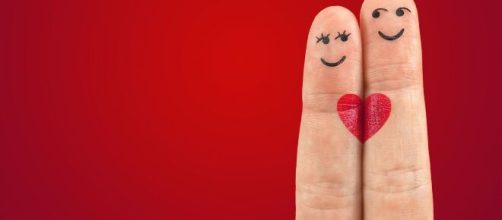 Due figure innamorate disegnate sulle dita © Pixabay.