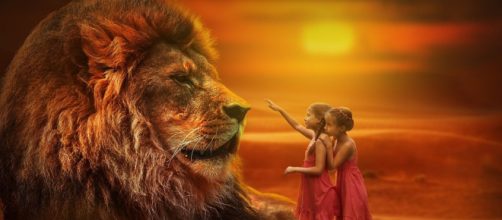 Un leone con due bambini davanti a sé © Foto generata con IA