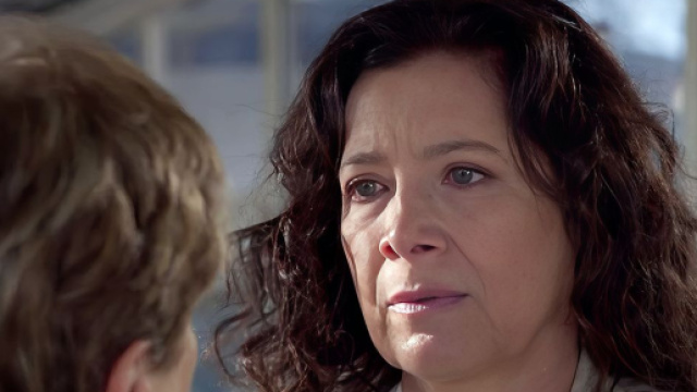 Di spalle l'infermiera Iolanda (Patrizia Pozzi), in primo piano Agata Rolando (Maria Cristina Mastrangeli) &copy; Un Posto al Sole Rai.png