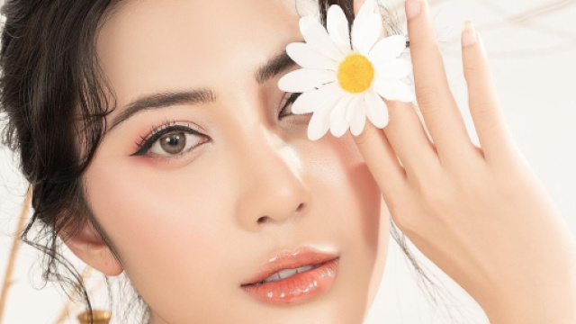 Volto di donna con fiore © Immagine di Pixabay