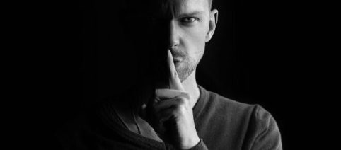 Love bombing e triangolazione: riconoscere le tecniche dei narcisisti per essere preparati